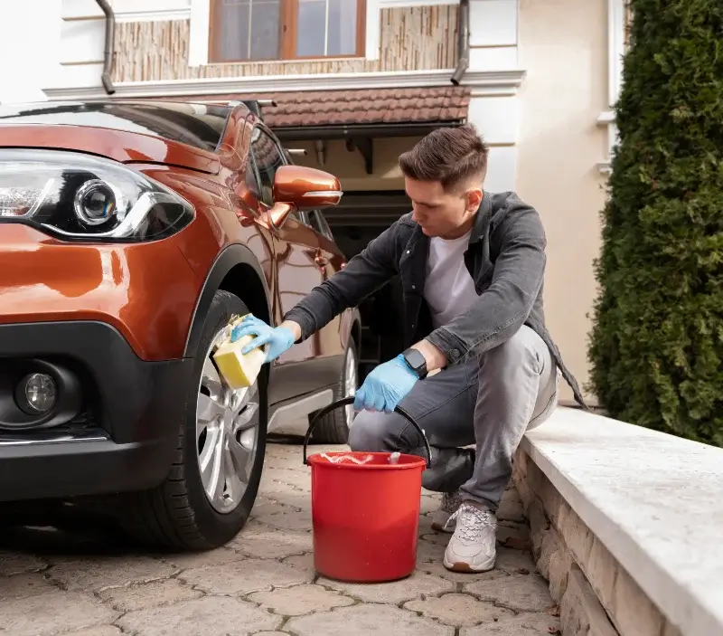 Lavage auto à domicile Châtillon-sur-Cluses : professionnel intervenant sur un véhicule